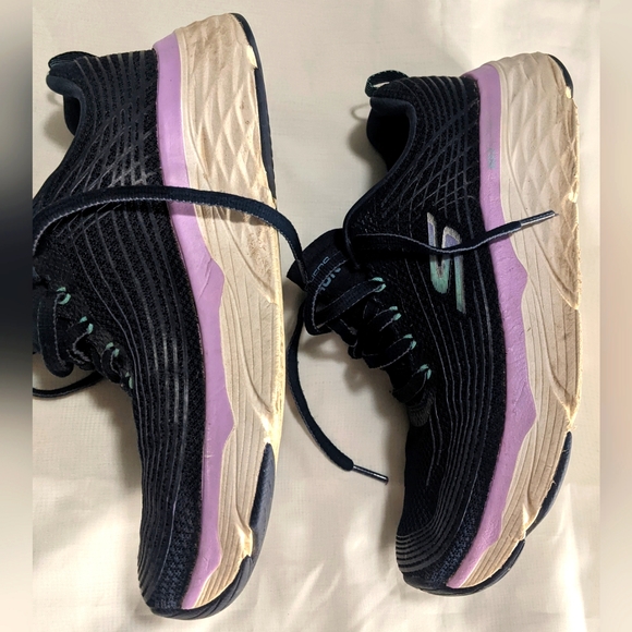 Sketchers Max Cushion Air Cooled Shoes - Picture 2 of 8